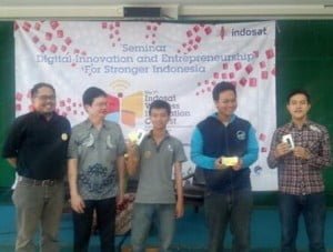 Novistiar (paling kiri) dan Erno Prayudo (kedua dari kiri) berpose bersama tiga penanya terbaik dalam seminar IWIC 2013 di Universitas Diponegoro. (Kredit: HMIF Undip)