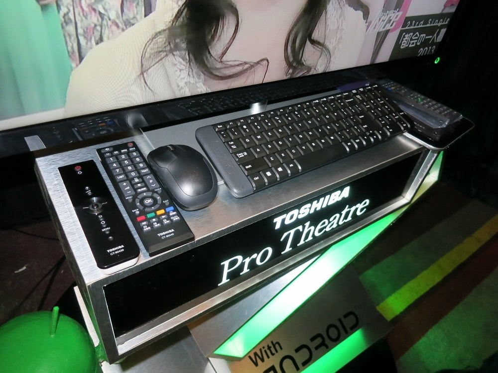 Pro Theater L4300 ini bisa terkoneksi dengan keyboard dan mouse wireless. Toshiba juga menyediakan remote khusus (kiri) dan konvensional