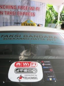 Logo taksi Exspress ber-Wifi di bagian belakang taksi