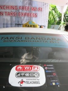 Logo taksi Exspress ber-Wifi di bagian belakang taksi