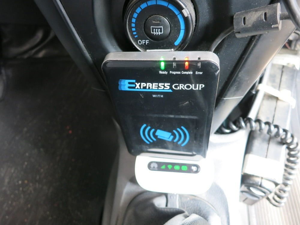 Perangkat modem Huawei (bawah) dan pembaca kartu Flazz (atas) yang dipasang di dalam taksi Express