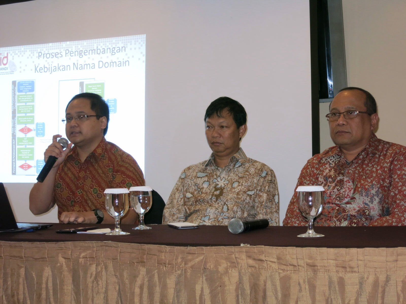 (Ki-ka) Sigit Widodo, Ketua Pengelola Nama Domain Indonesia (Pandi); Direktur e-Business Ditjen Aplikasi Informatika Kemenkominfo, Azhar Hasyim; Ketua Umum PANDI, Andi Budiman Sudjatmiko saat konferensi pers terkait pendaftaran Anything.id