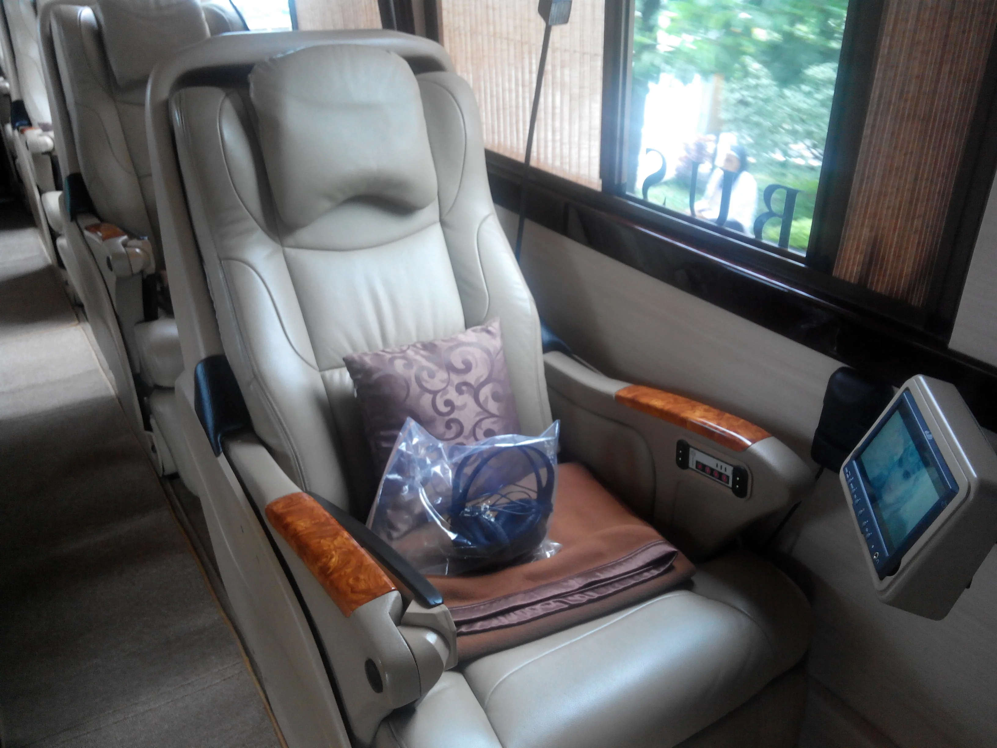 Kursi bluebird premium bus ini bisa dipakai untuk pijat, dilengkapi dengan stop kontak, monitor, dan perangkat audio