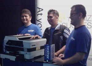 ki-ka: Yuichi Suzuki (President Director), Gian Trisyanto (Presales) dan Deny Santosa (Sales & Marketing Manager) dari PT Brother International Sales Indonesia memamerkan satu dari dua multifungsi terbarunya, MFC-J3720
