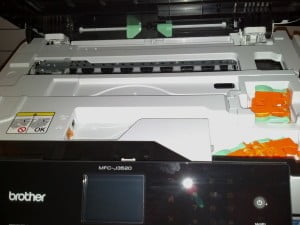 Kebel LAN, USB, atau telepon akan tertata rapi dalam jalur yang tesedia di dalam badan printer