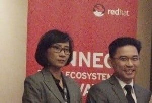 ki-ka: Country Manager PT Red Hat Indonesia Wijayanti dan Senior Director & General Manager ASEAN Red Hat Damien Wong berfoto usai pembukaan kantor Red Hat Indonesia di Jakarta (13/5/2014)
