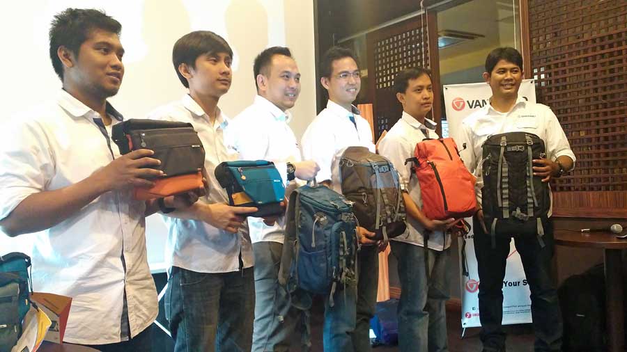 Direktur PT. Sukses Digital Indonesia, Tahir (ketiga dari kiri), bersama staff menunjukkan seri terbaru tas kamera Vanguard yang dikenalkan hari ini (8/5)