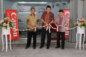 (ki – ka): Andry Prayitno (Manajer Cabang Layanan Purna Jual). Datascrip, Budianto Iskandar – (Direktur Layanan Purna Jual) dan Heru Chandra (Manajer Divisi Layanan Purna Jual) saat Grand Launching Datascrip Service Center cabang Medan di gedung baru, Jl. Raden Saleh No. 69, Medan. (12/6/2014).
