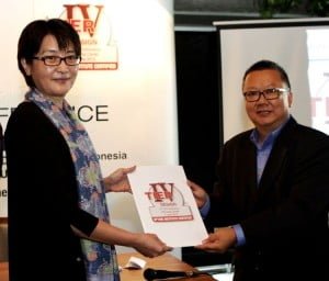 Marina Budiman (Presiden Direktur DCI Indonesia) menerima sertifikasi Tier IV Design dari Uptime Institute dari Patrick Chan (Uptime Institute Director of Business Development South East Asia). 