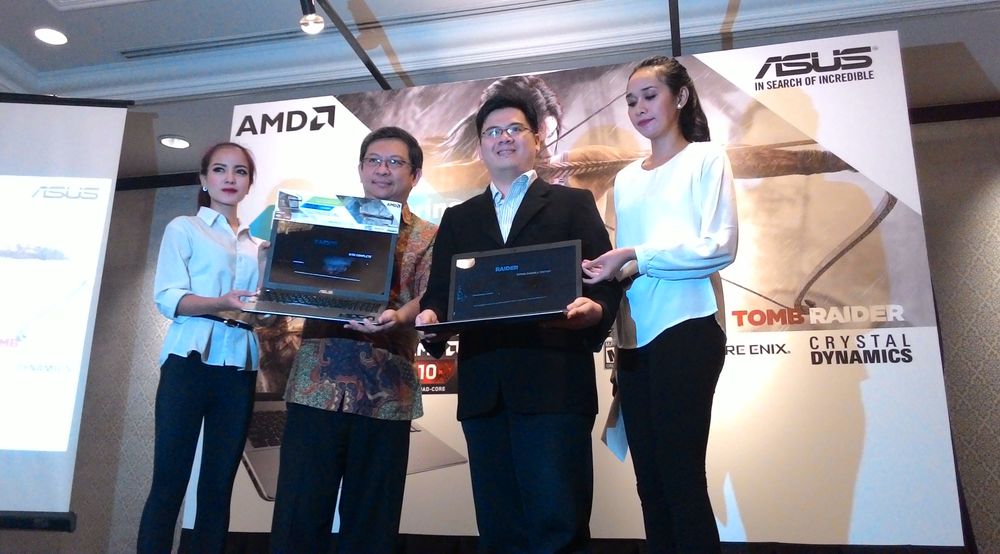 Business Development Manager AMD Indonesia, Victor Herlianto (dua dari kiri) bersama Product Manager Asus Indonesia, Wiewie (dua dari kanan) saat mengenalkan Asus X550DP di Jakarta, Senin (21/7)