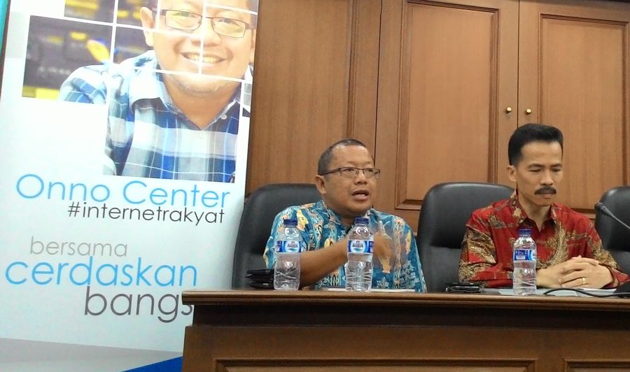 Praktisi Teknologi Informasi, Onno W. Purbo (kiri) bersama salah satu penggagas Onno Center, Soegiharto Santoso, saat mengenalkan Onno Center di hadapan wartawan