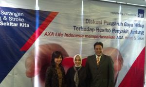 ki-ka: Sales & Business Development Director AXA Life Indonesia Yanti Parapat, Lektor Dep. Kardiologi FKUI dr Jetty H. Sedyawan SpJP FIHA dan President Director AXA Life Indonesia Hengky Djojosantoso bergambar bersama usai diskusi pengaruh gaya hideup terhadap resiko penyakit jantung dan stroke dalam acara peluncuran produk AXA Heart & Save di Jakarta (8/10/2014)