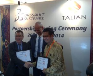 ki-ka: Managing Director Dasssault Systemes Samson Khou, Vice President EPU Dassault Systemes Stephane Declee dan CEO Talian Infodinamika Seno Hardijanto usai penandatanganan mitra bisnis Dasssault Systemes di Jakarta (28/10/2014)