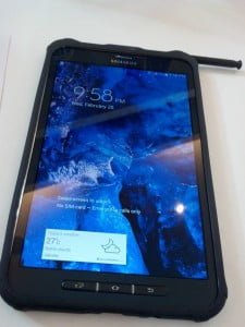 Dilengkapi cover pelindung benturan dan stylus C-pen