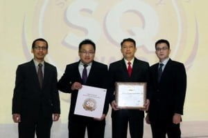 (ki-ka) : Anton Butar-butar (Call Center Assistant Manager Canon Care Center), Robby Verjanto (Service Manager Canon Care Center), Heru Chandra (Division Manager Canon Care Center) dan Peter Setiawan (Senior Service Manager Canon Care Center) bergambar bersama usai menerima Penghargaan Service Quality Award 2015 dengan predikat Diamond di Jakarta (22/5/2015).