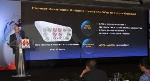 Stefan Feuchtinger (Vice President Antenna Product Line Huawei) menjelaskan antena Hexa-band berfrekuensi 700/850-900MHz untuk mendukung penyebaran yang mudah dengan kapasitas yang lebih besar serta performa yang lebih baik sehingga memungkinkan operator mempercepat penyebaran kapasitas jaringan LTE.