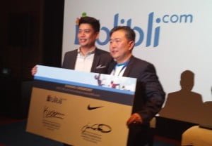 ki-ka: Juan Evangelista dari Nike Indonesia dan Kusumo Martono dari blibli.com memegang plakat tanda kerjasama resmi mitra toko online Nike di situs blibli.com