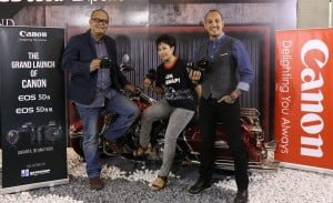 (ki-ka): Yulianus Firmansyah Ladung - Professional Photographer, Merry Harun – Canon Division Director, PT Datascrip dan Kevin Ou – Professional Photographer berpose dengan kamera terbaru Canon dengan resolusi 50,6 megapiksel, pada saat acara Press Conference The Grand Launch of Canon EOS 5DSR dan EOS 5DS di Jakarta (30/5/2015).