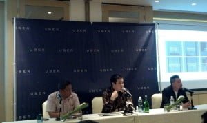 ki-ka: Haryanto Mangundiharjo (Ketua Umum, Koperasi), Alan Jiang (International Launcher, APAC, Uber) dan Leslie Yu (Regional Security & Safety Manager, APAC, Uber) memamparkan posisi Uber di tanah air