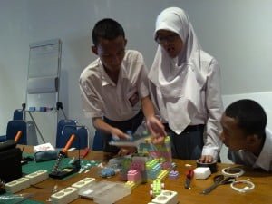 Anak-anak SMK belajar merakit Adruino Kits di GE Garage Jakarta