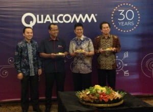 ki-ka: Country Manager Qualcomm Indonesia Shannedy Ong usai menyerahkan potongan tumpeng ultah Qualcomm ke-30 kepada para mitranya: Sukaca Purwokardjono (Division Head Smartphone Business, PT Smartfren Telecom Tbk), Usun Pringgodigdo (General Manager, Polytron Mobile Phone) dan Sam Ali (Chairman, TSM Technologies)