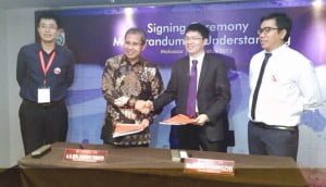 Sales Director PT ZTE Indonesia Yan Changzhi berjabat tangan dengan Walikota Makassar Ir. H. Moh. Ramdhan Pomanto usai penandatanganan MoU kerjasama Smart City.  