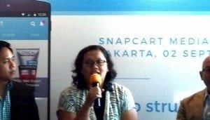 ki-ka: CTO & co-founder Snapcart Laith Abu Rakty, CEO & co-founder Snapcart Reynazran Royono, inisiator Akademi Berbagi Ainun Chomsun, Business Head Confectionery Nestle Rully Gumilar dan Head of Digital Marketing, L'Oreal Indonesia Ashley Amanna memaparkan manfaat app mobile Snapcart bagi konsumen dan perusahaan di Jakarta (2/9/2015)