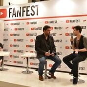 YouTuber Star dunia, Kurt Hugo Schneider (kanan) sedang berbincang dengan Co-Founder and CEO of Branded Ltd. and Executive Producer YouTube FanFest, Jasper Donat (kiri). Kurt menceritakan awal pengalamannya menjadi artis YouTube hingga sekarang dan bagaimana dia dibantu oleh teknologi HP dalam proses pembuatan video musik pada platform YouTube.  