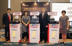 ki-ka: Hiromu Akiyama (Manager Business Planning Dept. Canon Singapore Pte. Ltd.), Merry Harun (Canon Division Director, PT Datascrip,) Satoru Takeda (General Manager Consumer Inkjet Product Planning Division, Canon Inc. Japan), dan Monica Aryasetiawan (Division Manager of Canon Consumer System Product Div., PT Datascrip), berfoto bersama saat Press Conference Peluncuran Printer PIXMA Ink Efficient G-series di Jakarta (26/11/2015).