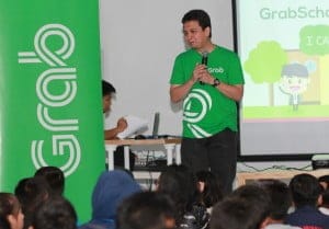 Ridzki Kramadibrata, Managing Director untuk Grab Indonesia berbincang bersama orang tua dan anak-anak pada saat peluncuran GrabSchool yang bertema “I Can Do It/Saya Bisa Melakukannya” di Jakarta (6/3/2016)