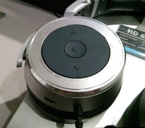 Di bagian belakang ear cup ini terdapat rotary dial untuk mengatur volume, juga tingkatan bass. Juga ada switch untuk koneksi langsung ke perangkat Android atau iOS