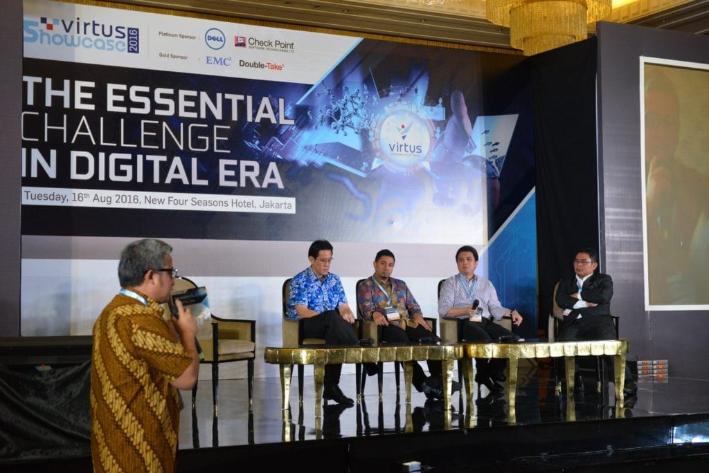 Dari kiri ke kanan, Christian Atmadjaja (Director PT Virtus Technology Indonesia), Achmad Royhan (VP Information Technology PT Citilink Indonesia), Ridzki Kramadibrata (Managing Director Grab Indonesia), dan Irvan Yasni (Corporate IT Director PT Sinarmas Land) saat melaukan diskusi dalam Virtus Shocase 2016 baru-baru ini.