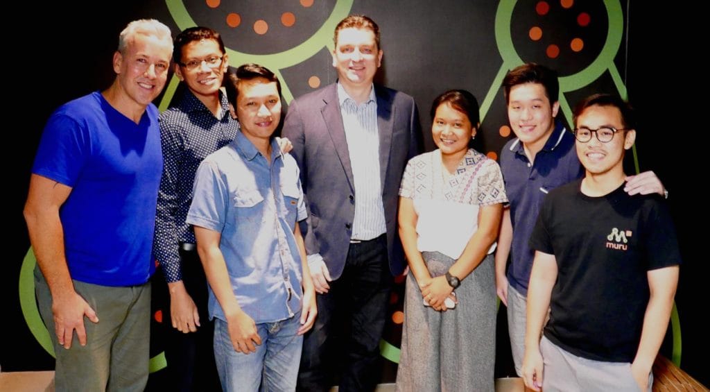 Erik Meijer (Presiden Direktur Telkomtelstra) bersama finalis Indonesia, dalam program Muru-D 2016 di Singapura.