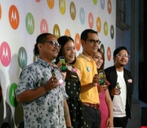 (t-shirt kuning) Country Lead Lenovo Mobile Business Group Indonesia Adrie R.Suhadi memerlihatkan Moto E3 Power, smartphone pertama Motorola yang dirakit di Indonesia