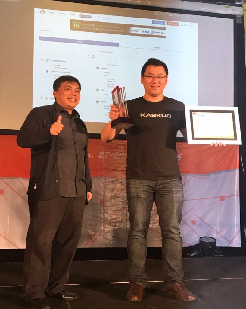 cmo-kaskus-ronny-w-sugiadha-menerima-penghargaan-id-website-awards-dari-pandi