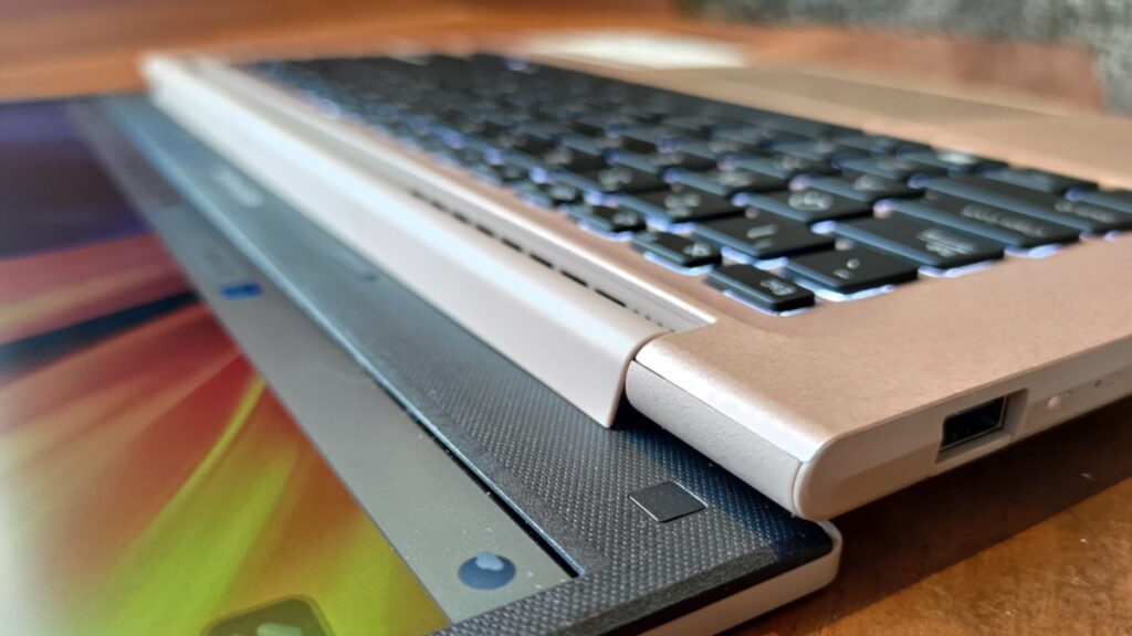 Engsel layar laptop yang bisa dibuka sampai 180 derajat