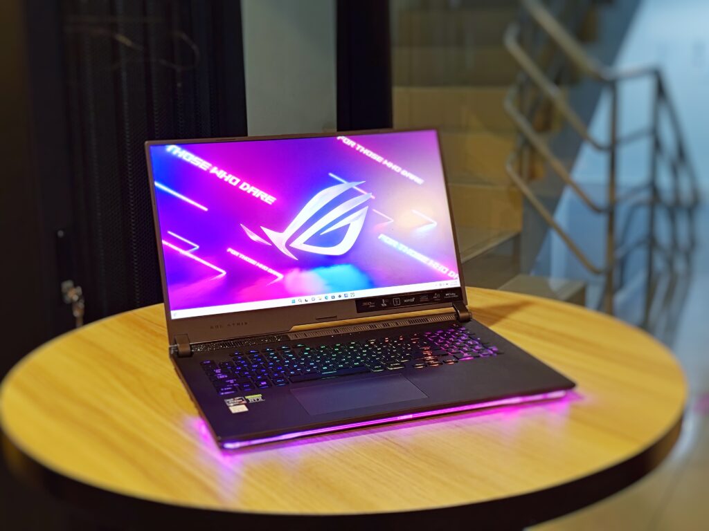 Lampu Aura RGB di ROG Strix G17 menambah kesan keren.