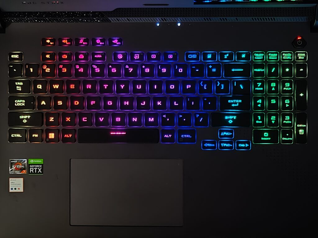 Full keyboard di ROG Strix G17 untuk mendukung main game dan kerja
