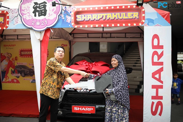 Penyerahan hadiah undian Sharp Sharptakuler